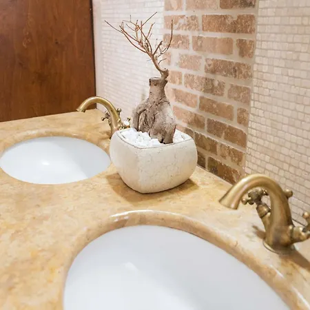 Maria's Traditional * Asklipiḯon