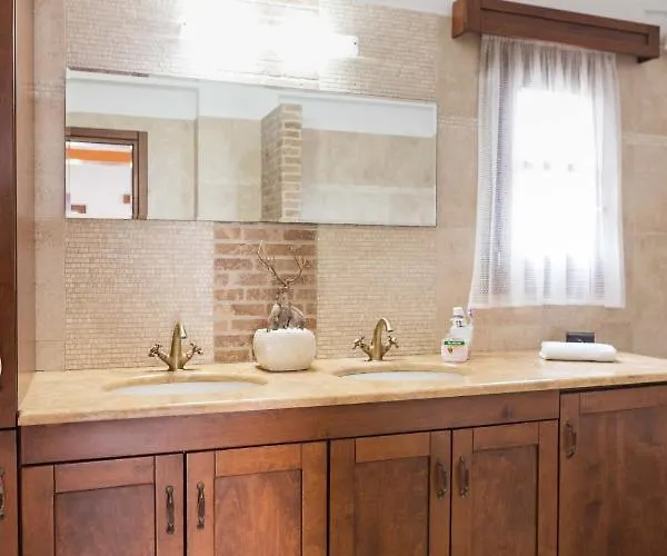 Maria's Traditional * Asklipiion